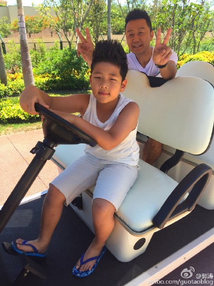 郭涛与石头假期合影石头发型耸立似小山(图)