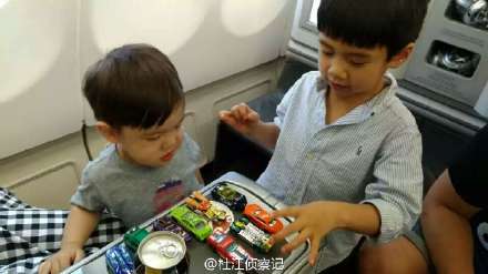 杜江晒嗯哼与Jagger合影网友:长大后祸害小姑娘