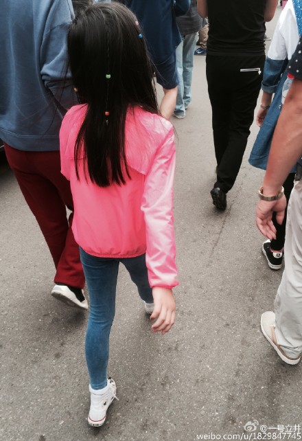 李亚鹏带爱女出行李嫣戴发珠十分苗条(图)