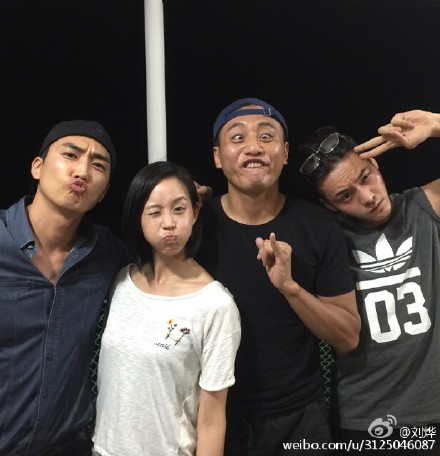 刘烨与宋承宪、陈伟霆搞怪合影做鬼脸似“赵四”