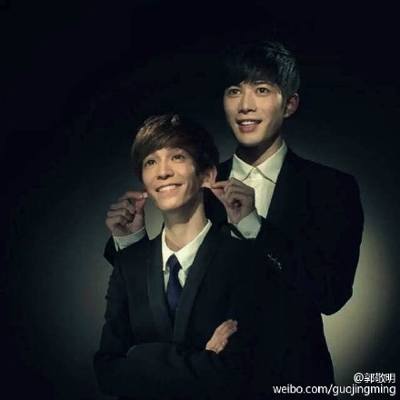 郭敬明贴心为陈学冬庆生晒亲密捏耳照(图)