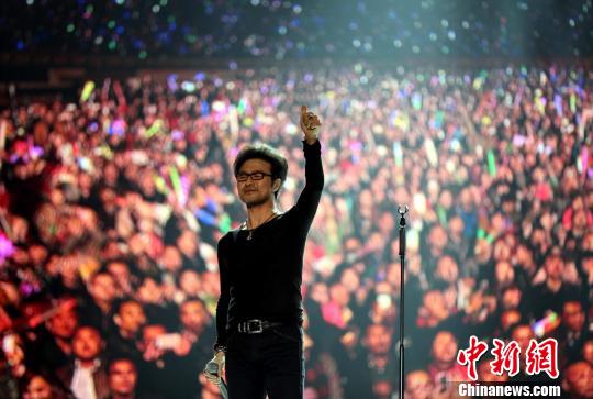 汪峰开唱观众齐喊章子怡回应:她要我谢谢大家