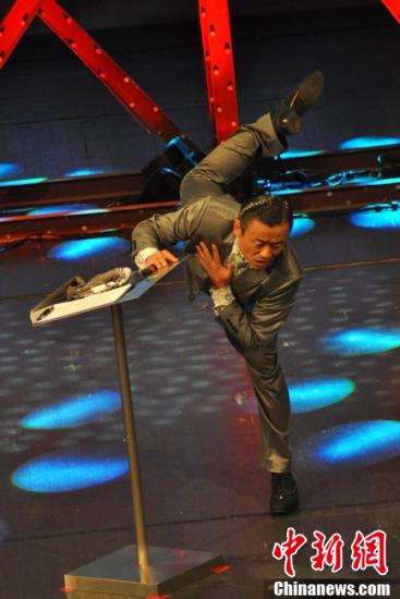 周立波调侃汉服表演者网友炮轰:人品低下(图)