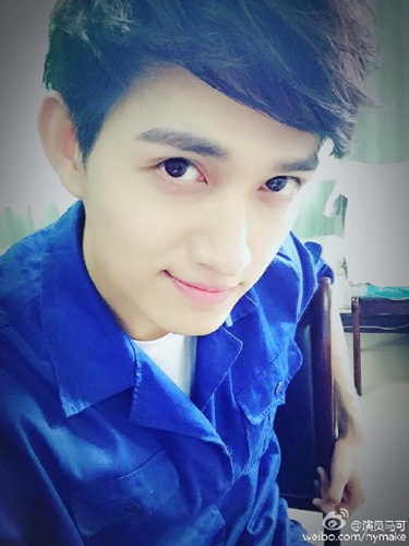 ��ɱ��İ������ɹ˧�����Ĵ���ɫ��װ΢Ц��ͼ��