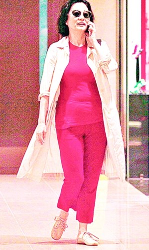 60岁林青霞外出购物穿红色服装似秋衣秋裤(图)