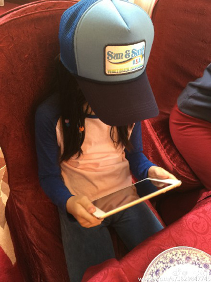 李嫣随李亚鹏游览佛教圣地被赞身形似王菲(图)