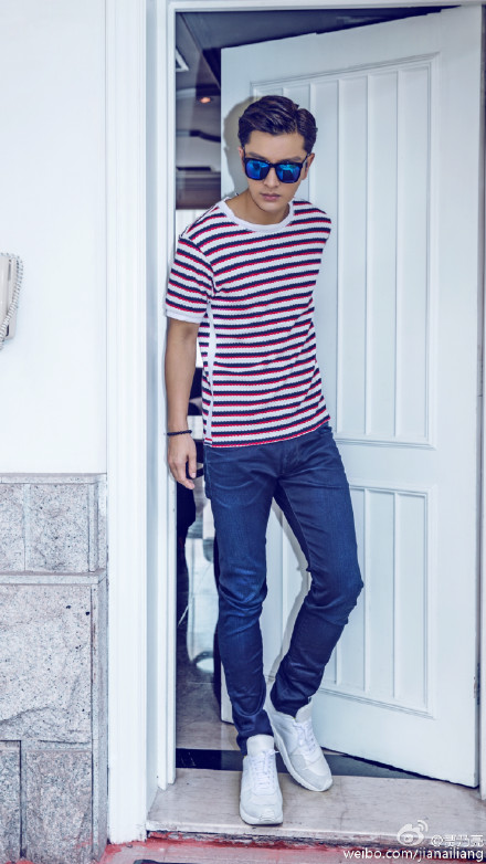 贾乃亮晒自拍称自己不要脸网友:甜馨叫你爸歇会吧