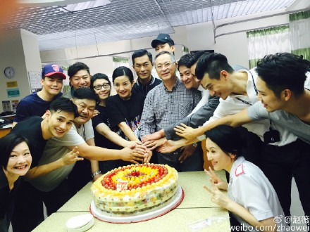 赵薇晒与众人合影网友辨认出钟汉良、古天乐(图)