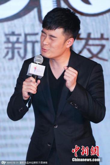 陈赫张子萱现身度假村坐湖边钓鱼女方微笑观看(图)