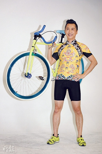庾澄庆穿紧身衣挑战踩单车 赞张学友大气(图)