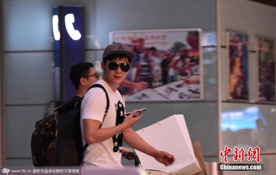 ����������ȹ�������ǰ���Ͼ�̽Ů�Ѱࣨͼ��