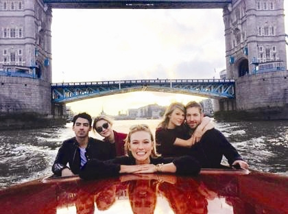 ̩�ա�˹�����ؽ�§����ǰ�������Ա߻������