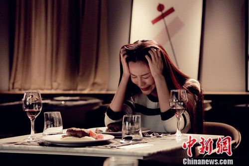 温心《心理罪》挑战独角戏 独自饮酒情绪崩溃(图)