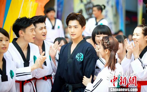 ��������Ů������˫����һ�����׵�������