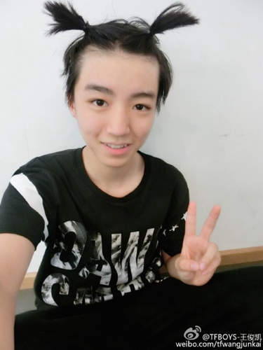 tfboys王俊凯梳冲天辫卖萌 网友:太可爱了(图)(3)
