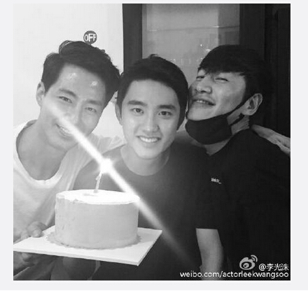 李光洙与赵寅成合影 对方靠在其肩头卖萌(图)