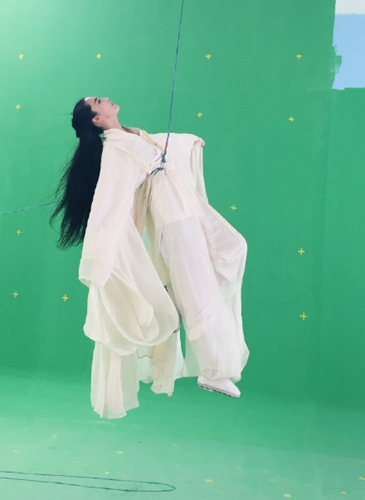 张馨予穿古装吊威亚 网友赞:古代美女(图)(5)