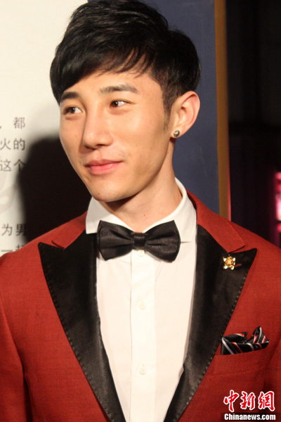 丁一亮相时尚红毯 组超模球队:必须8块腹肌(图)