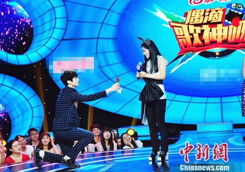 姜星丘节目中“强吻”谢娜将女方搂入怀中(图)