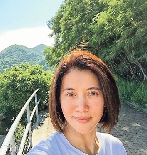 昨日是袁咏仪44岁生日(9月4日),她在微博晒出自己爬山时的素颜自拍照