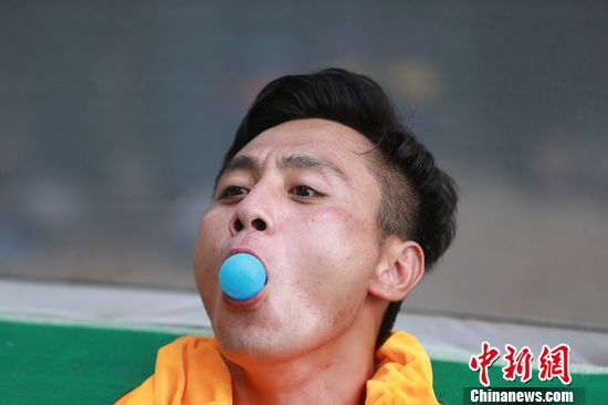 刘烨玩桌上足球赛口水乱飞嘴里咬球瞪眼组图6