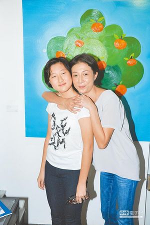 成龙被指对儿女态度大不同:不理小龙女常帮房祖名