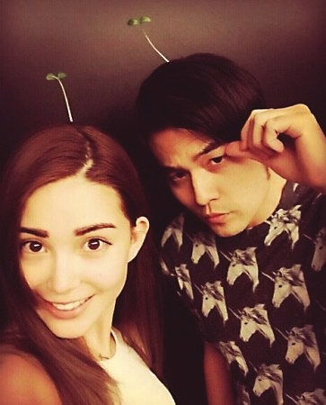 周杰伦昆凌头上“长草”晒合影氛围甜蜜(图)