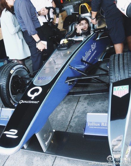 李易峰晒开赛车帅照 戴头盔表情平静(图)