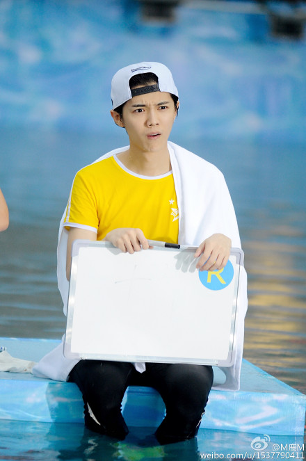 鹿晗在微博晒出自己一张表情怪异的照片,并留言称:"谁说我是傻狍子