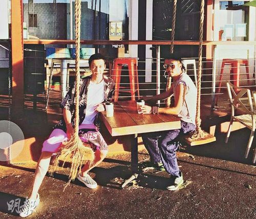 谢霆锋夏威夷拍外景偷闲喝咖啡留胡须显沧桑(图)