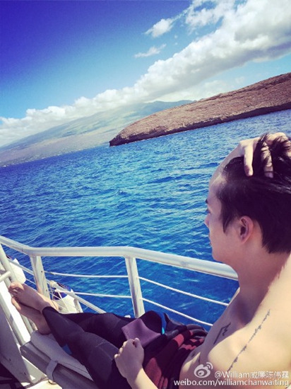 陈伟霆深夜晒照手撩头发造型帅气获赞(图)