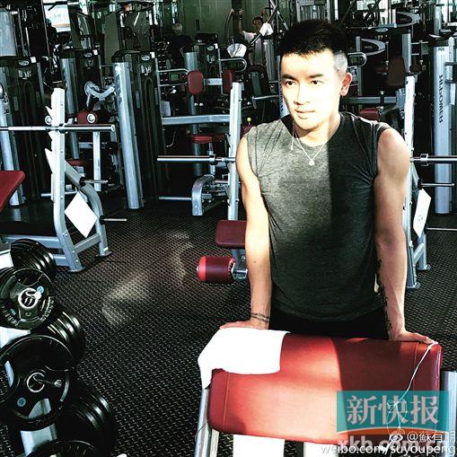 苏有朋晒健身照肌肉健硕网友赞:帅出新高度(图)