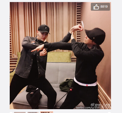 吴亦凡晒与周星驰合照 比剪刀手卖萌