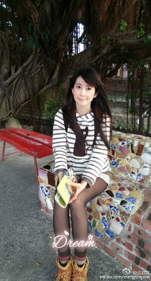 孟庭苇冬日午后悠闲散步 坐树下秀发轻轻飞扬(图)