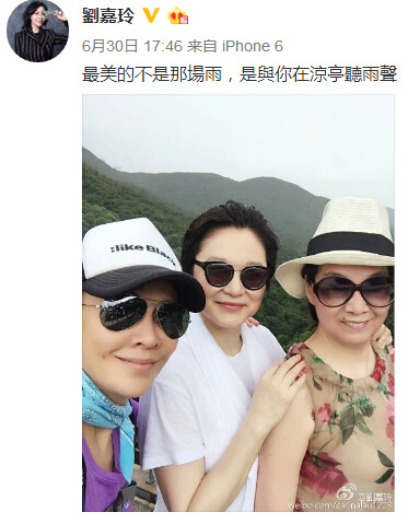 ����ϼ����������Ů���������໥�������Ц��