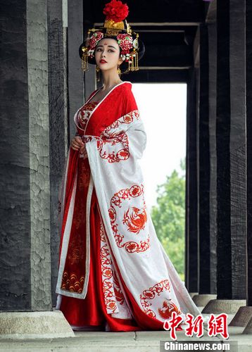 何承熹首支古装视频将推 "武则天"扮相曝光