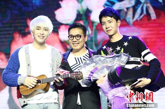 彭昱畅首次献唱单曲获赠乐器“乌克丽丽”