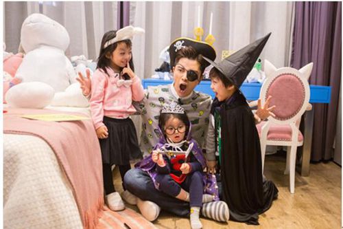 “乃爸带娃”受热捧贾乃亮扮海盗造型逗趣