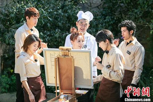 《青春旅社》王源李小璐活力满满跳魔性解压舞