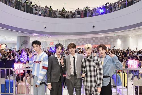 沙漠五子D5现身签售会感谢粉丝支持