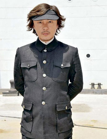 张卫健 夺标>造型曝光 穿中山装成知识分子(图)