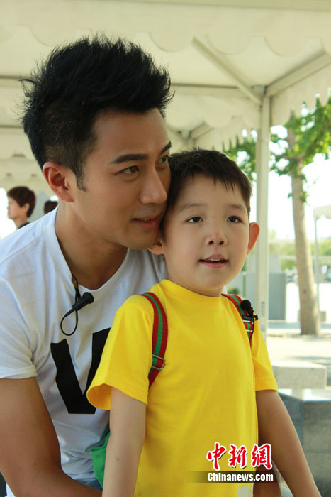 刘恺威变萌爸抱小正太骑木马 买冰激凌哄孩子