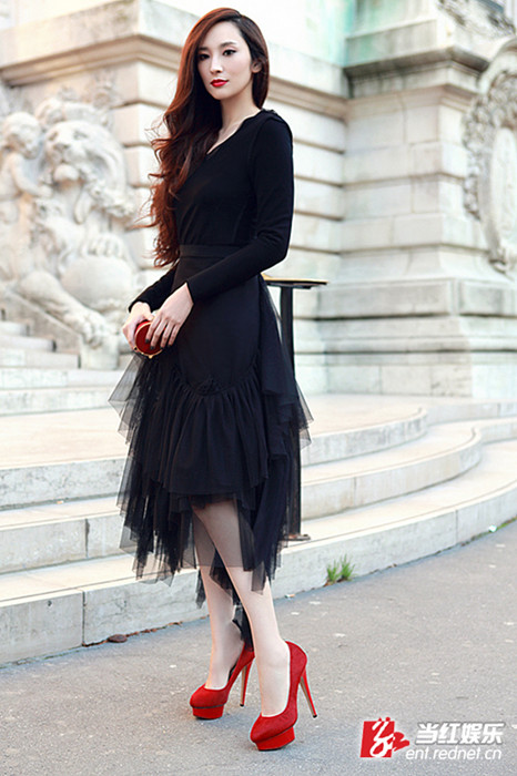 吴佩慈巴黎百变看秀黑色蕾丝长裙性感迷人
