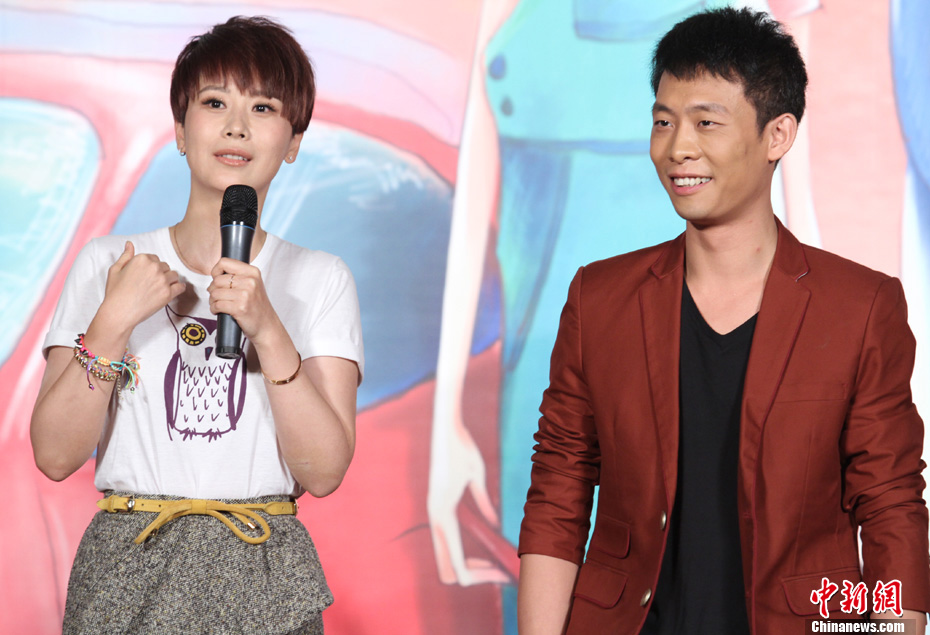 海清穿白t恤青春洋溢与张译合作新戏互调侃