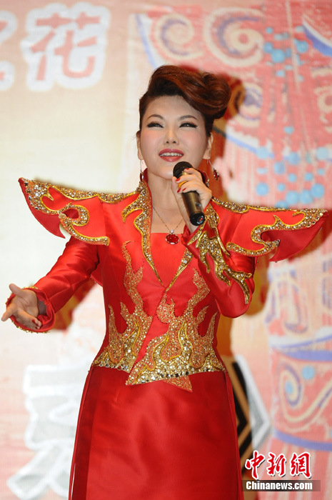 乌兰图雅一袭红衣青春靓丽 激情飙歌