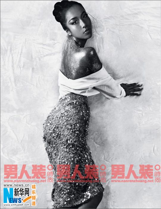 吉克隽逸黑白写真低胸装美艳 背涂金砂