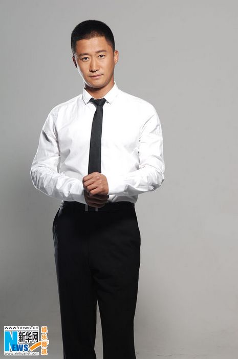 吴京白衬衫眼神坚毅尽显硬朗男人一面
