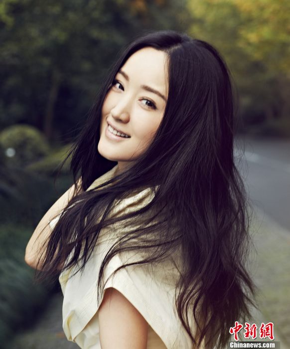 杨钰莹长发披肩笑靥如花回眸一笑清新
