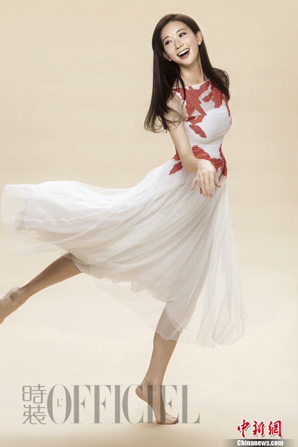 林志玲穿白色薄纱裙跳舞体态轻盈如仙女