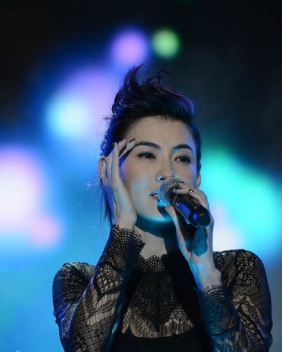 张柏芝当众脱衣抛背心上身只穿蕾丝黑衣